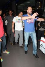 Salman Khan snapped in Mumbai on 15th June 2012 (40).JPG